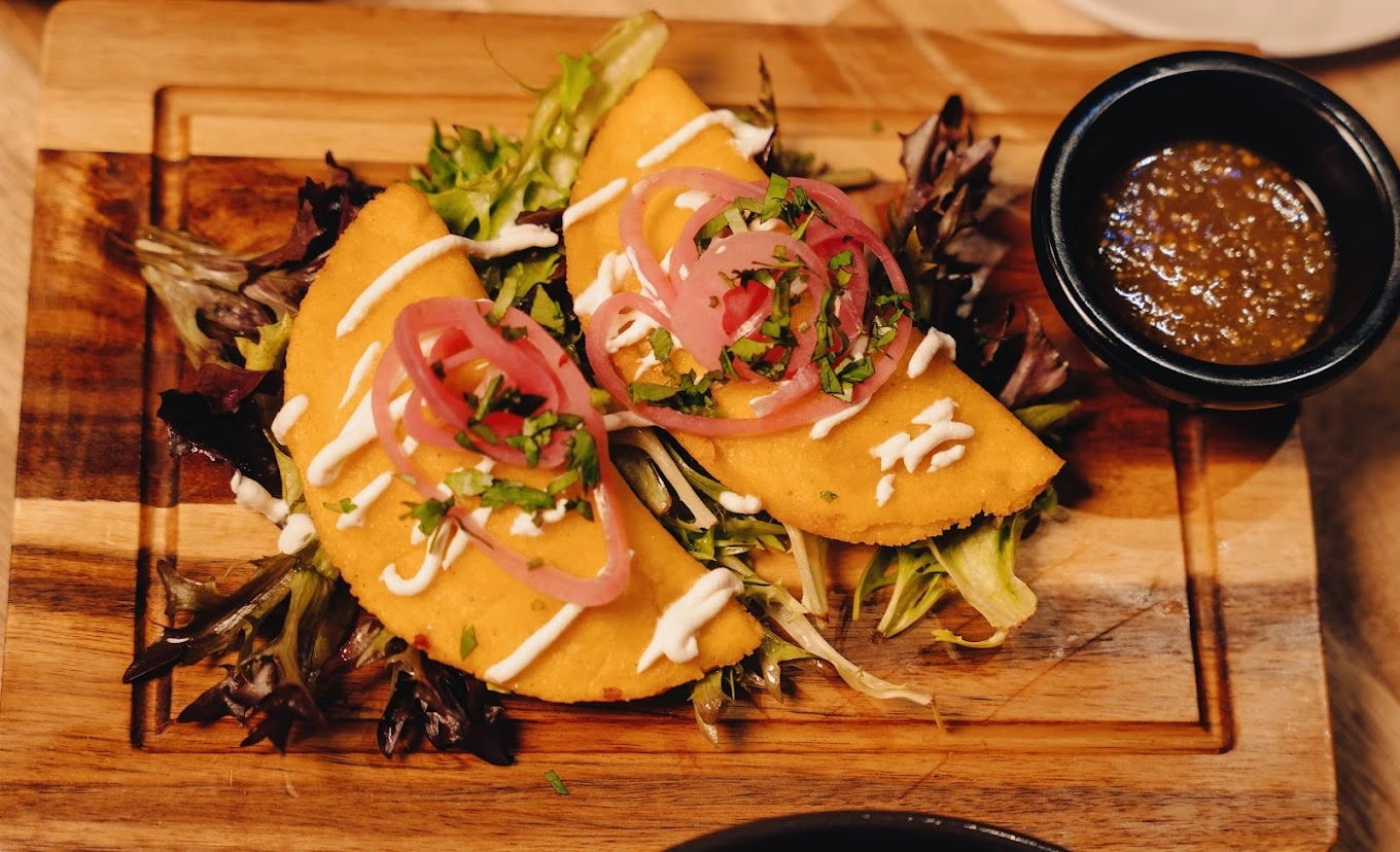 Wings 4 U restaurant exterior on Dundas Street in London Ontario